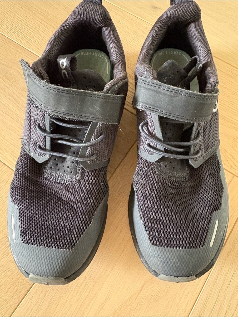 On Cloud Play Kids Black Sneakers Unisex Girls Boys Shoes Sz 2.5 Running Walk - Picture 6 of 8